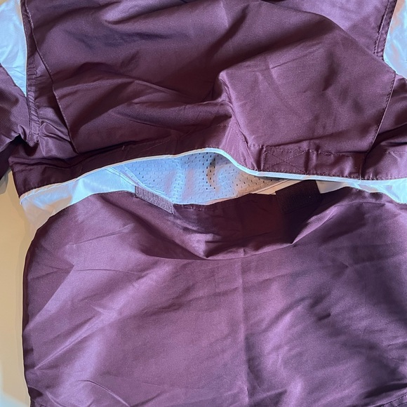 Holloway jacket
In excellent condition 
Like new. 
Wind type material - Picture 4 of 5